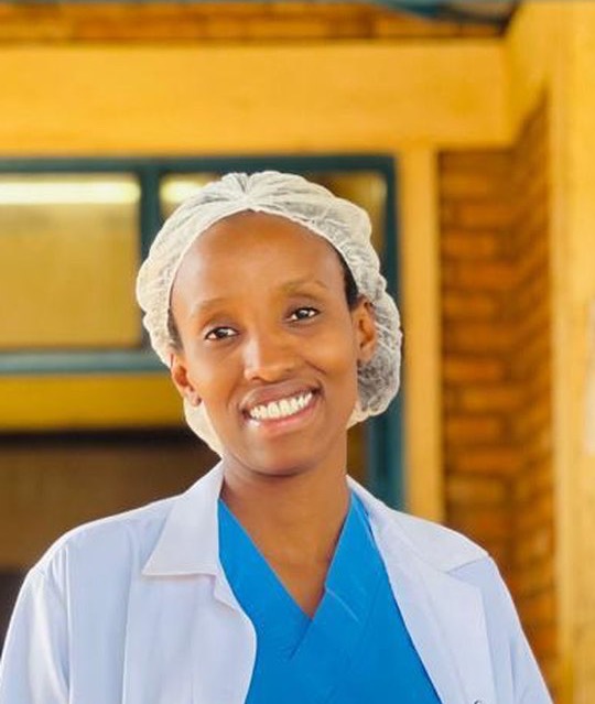 Dr Bénigne Irakoze, fondatrice d'Espoir Sourire, devant la maternité