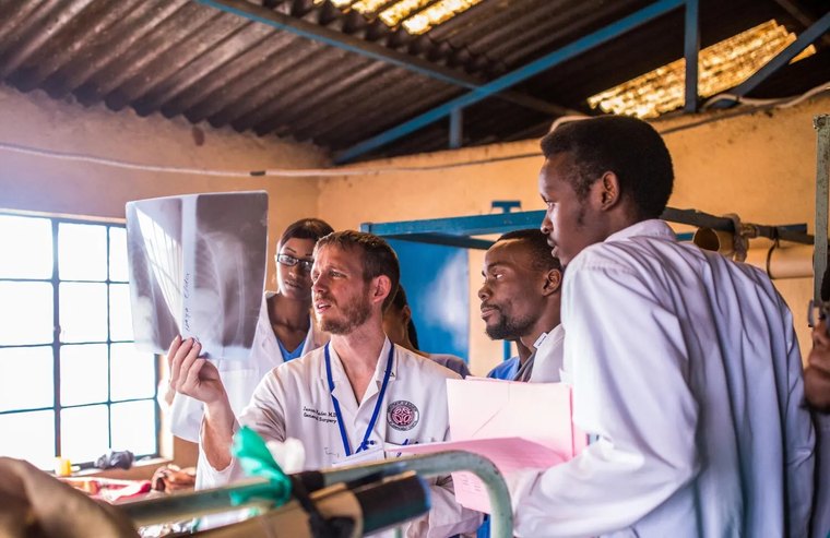 Dr Jason Fader, directeur de thèse, à l'Hôpital Espoir de Kibuye